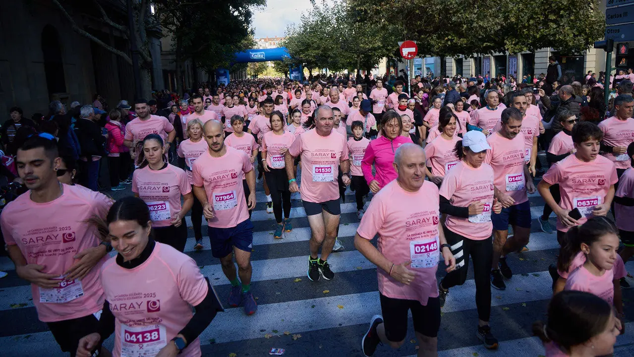 XIV Carrera Solidaria contra el Cáncer de Mama en Pamplona, organizada por la asociación Saray. IÑIGO ALZUGARAY
