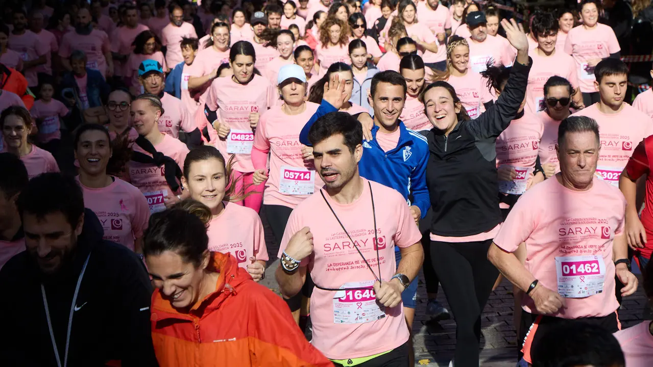 XIV Carrera Solidaria contra el Cáncer de Mama en Pamplona, organizada por la asociación Saray. IÑIGO ALZUGARAY