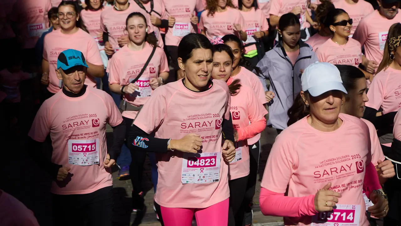XIV Carrera Solidaria contra el Cáncer de Mama en Pamplona, organizada por la asociación Saray. IÑIGO ALZUGARAY