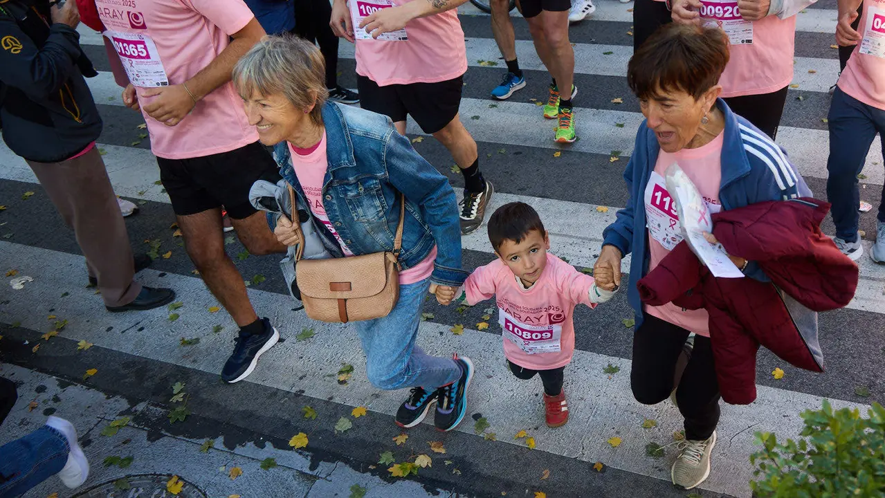 XIV Carrera Solidaria contra el Cáncer de Mama en Pamplona, organizada por la asociación Saray. IÑIGO ALZUGARAY