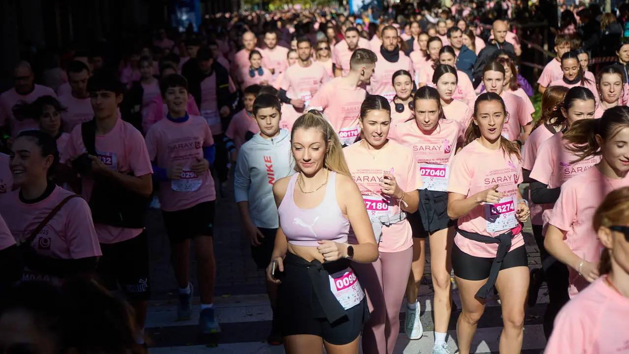 XIV Carrera Solidaria contra el Cáncer de Mama en Pamplona, organizada por la asociación Saray. IÑIGO ALZUGARAY