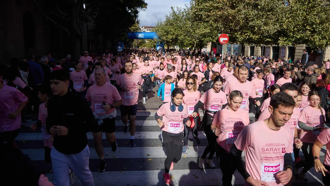XIV Carrera Solidaria contra el Cáncer de Mama en Pamplona, organizada por la asociación Saray. IÑIGO ALZUGARAY