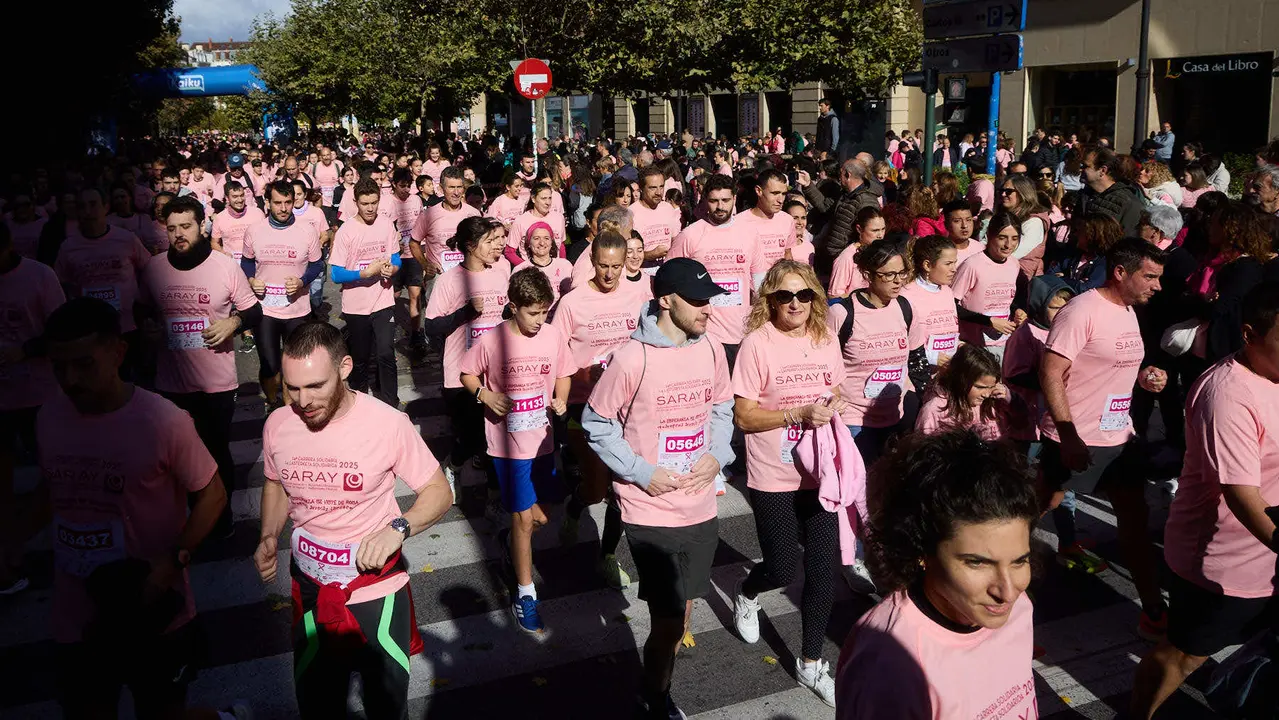 XIV Carrera Solidaria contra el Cáncer de Mama en Pamplona, organizada por la asociación Saray. IÑIGO ALZUGARAY