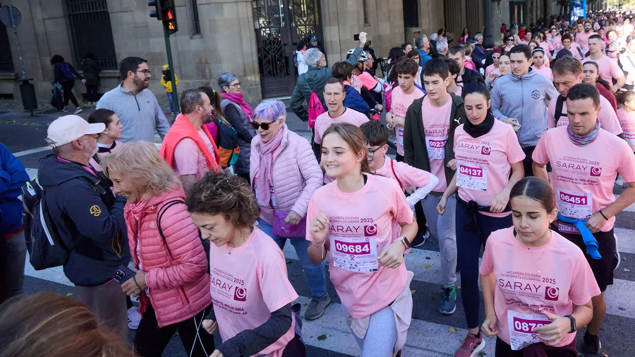 XIV Carrera Solidaria contra el Cáncer de Mama en Pamplona, organizada por la asociación Saray. IÑIGO ALZUGARAY