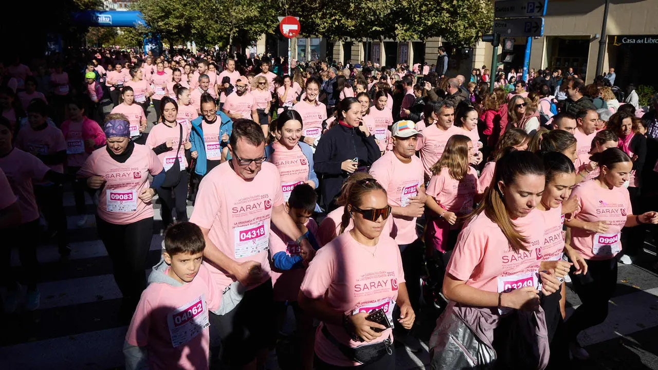 XIV Carrera Solidaria contra el Cáncer de Mama en Pamplona, organizada por la asociación Saray. IÑIGO ALZUGARAY