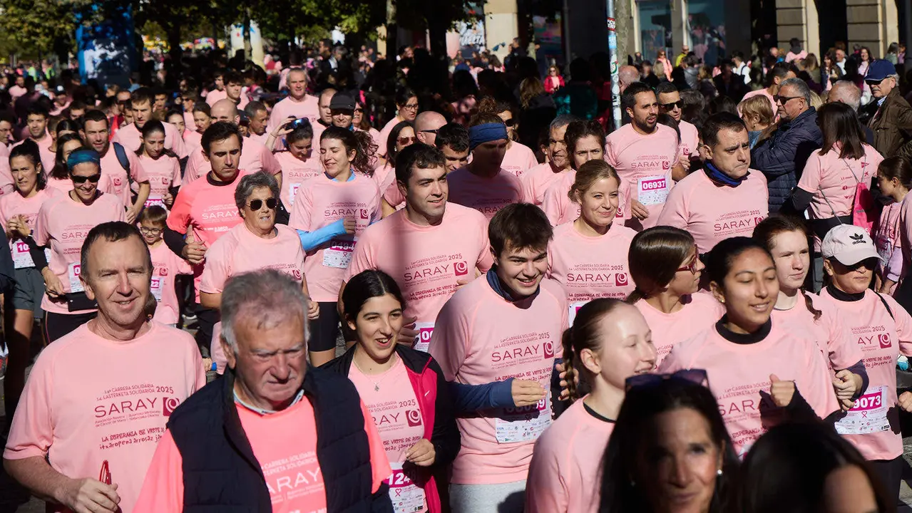 XIV Carrera Solidaria contra el Cáncer de Mama en Pamplona, organizada por la asociación Saray. IÑIGO ALZUGARAY