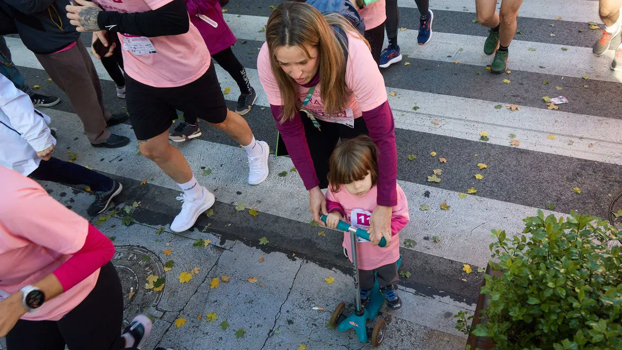 XIV Carrera Solidaria contra el Cáncer de Mama en Pamplona, organizada por la asociación Saray. IÑIGO ALZUGARAY