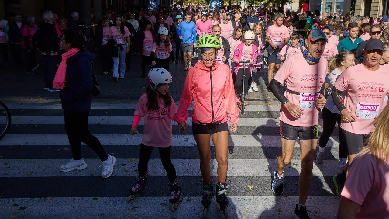 XIV Carrera Solidaria contra el Cáncer de Mama en Pamplona, organizada por la asociación Saray. IÑIGO ALZUGARAY