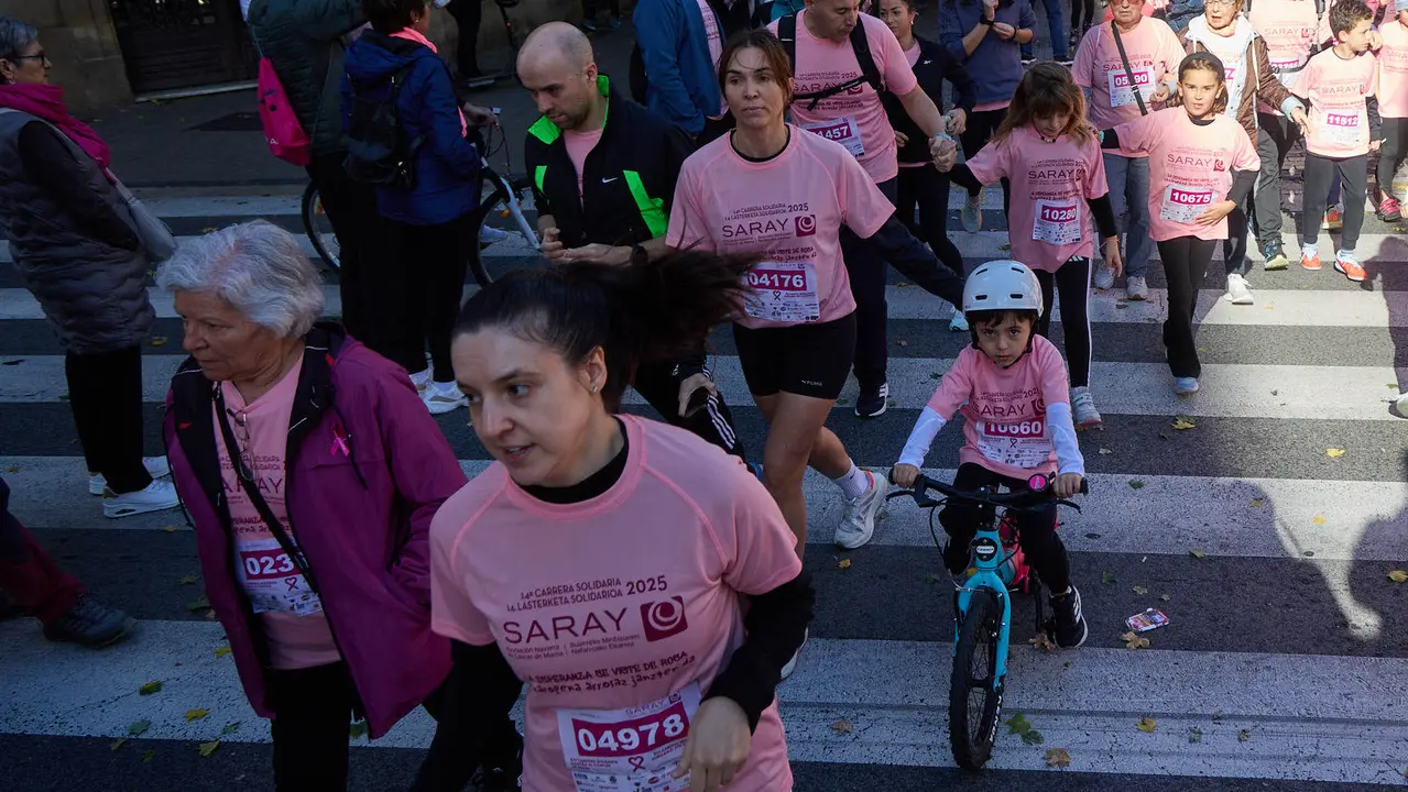 XIV Carrera Solidaria contra el Cáncer de Mama en Pamplona, organizada por la asociación Saray. IÑIGO ALZUGARAY