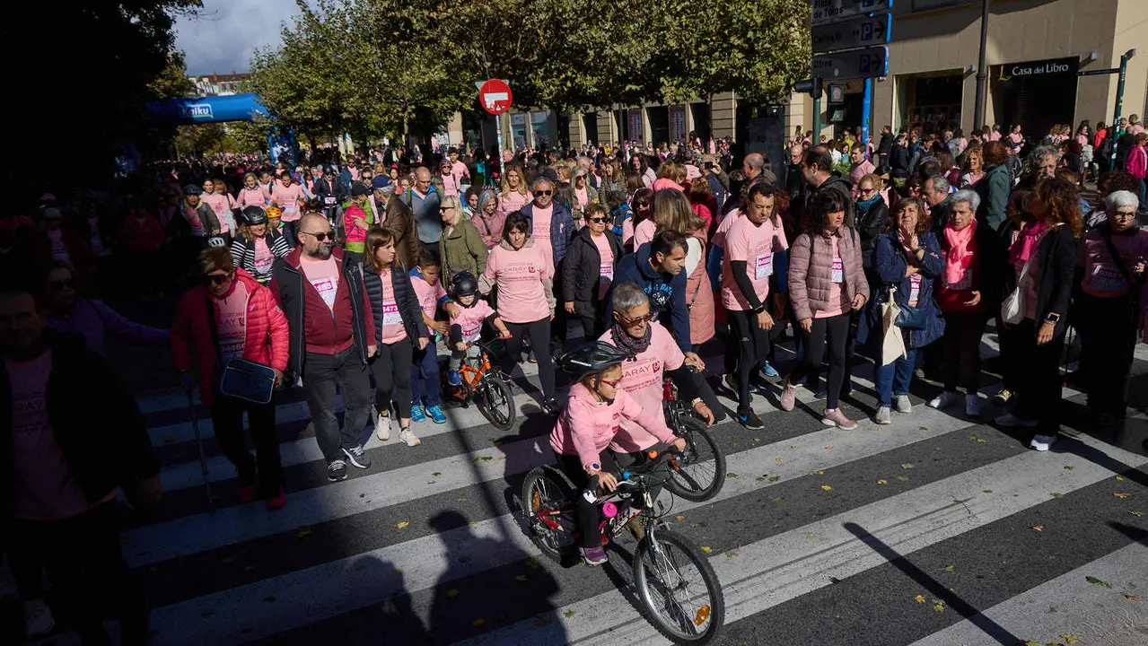 XIV Carrera Solidaria contra el Cáncer de Mama en Pamplona, organizada por la asociación Saray. IÑIGO ALZUGARAY