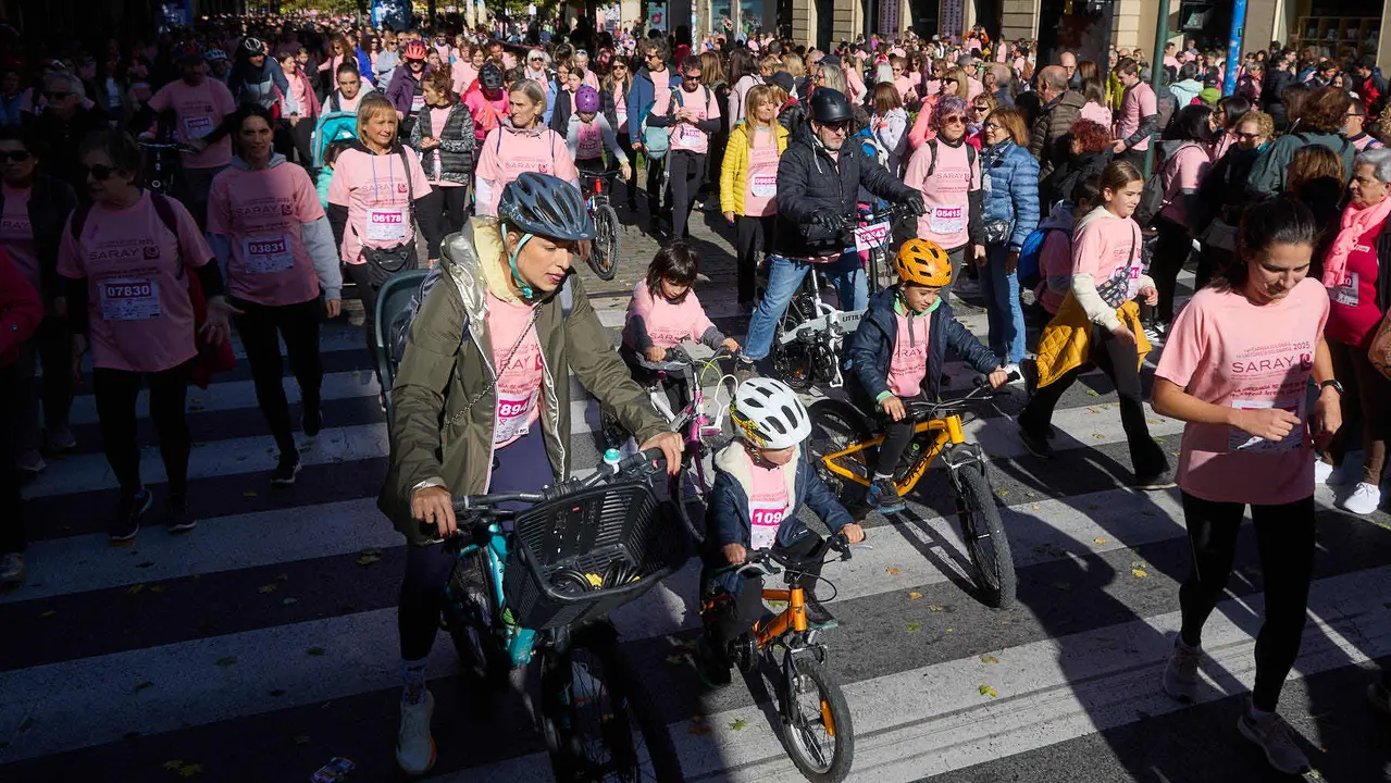 XIV Carrera Solidaria contra el Cáncer de Mama en Pamplona, organizada por la asociación Saray. IÑIGO ALZUGARAY