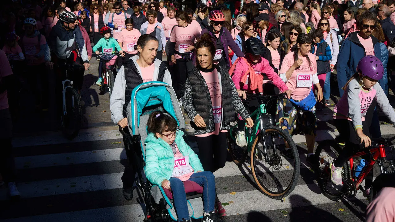 XIV Carrera Solidaria contra el Cáncer de Mama en Pamplona, organizada por la asociación Saray. IÑIGO ALZUGARAY