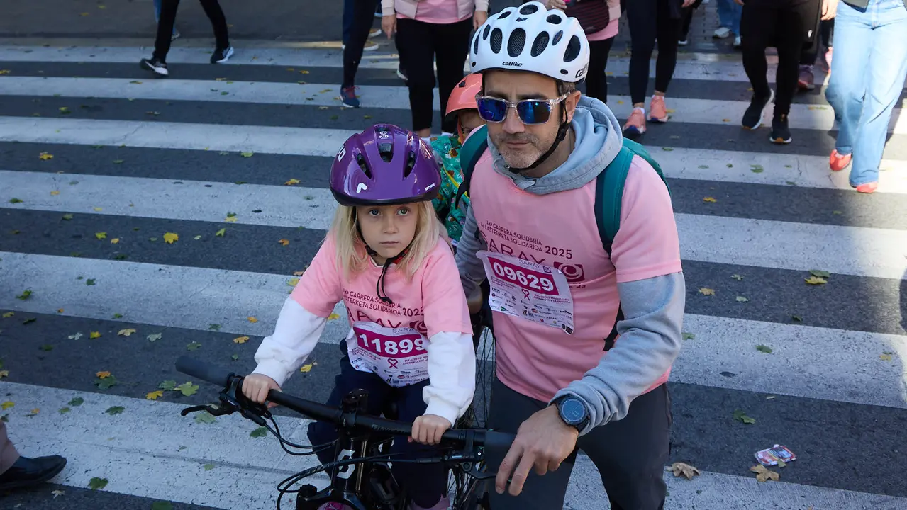 XIV Carrera Solidaria contra el Cáncer de Mama en Pamplona, organizada por la asociación Saray. IÑIGO ALZUGARAY