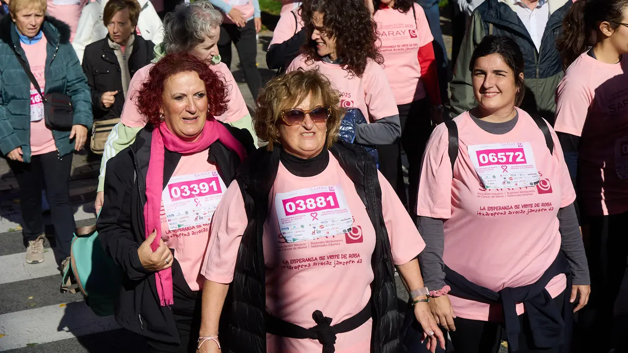 XIV Carrera Solidaria contra el Cáncer de Mama en Pamplona, organizada por la asociación Saray. IÑIGO ALZUGARAY