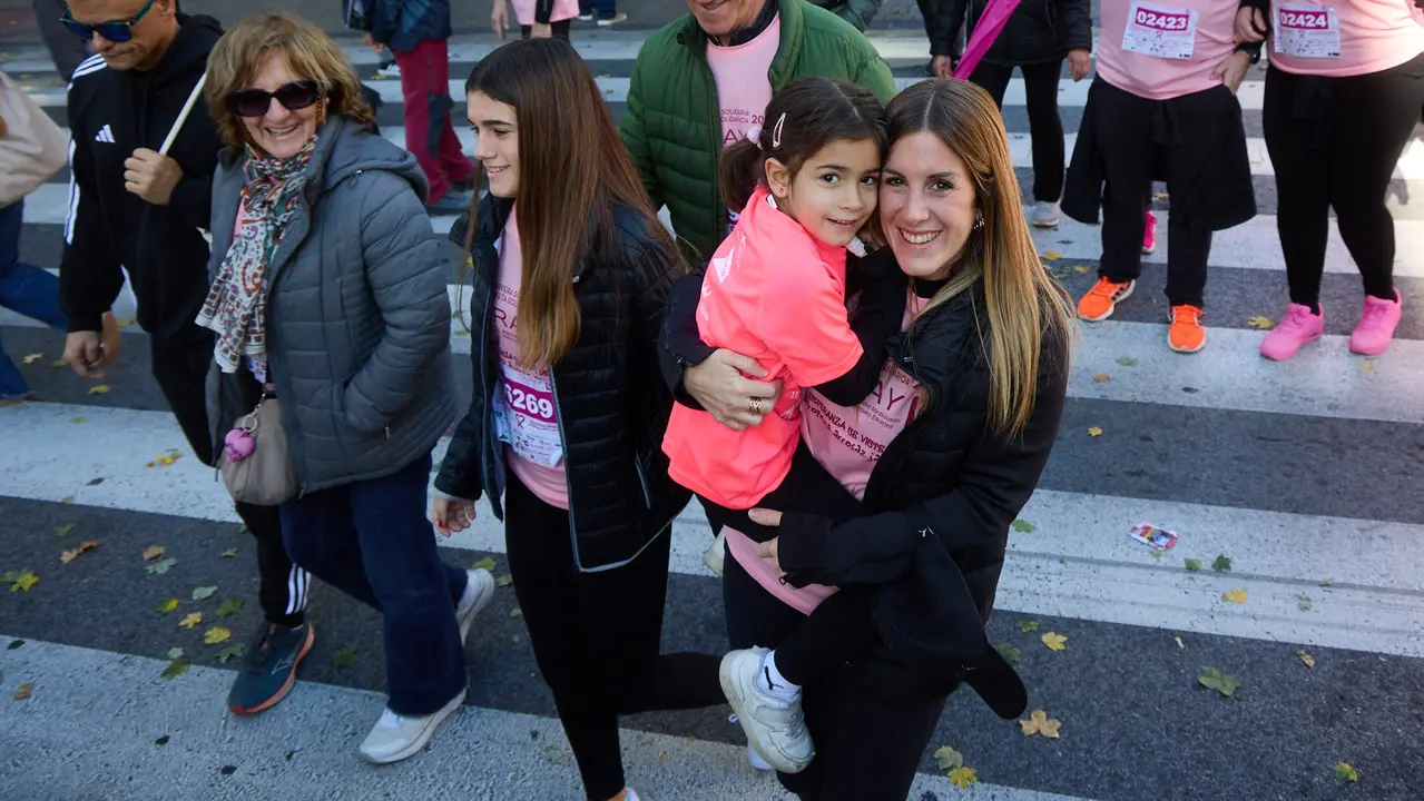 XIV Carrera Solidaria contra el Cáncer de Mama en Pamplona, organizada por la asociación Saray. IÑIGO ALZUGARAY