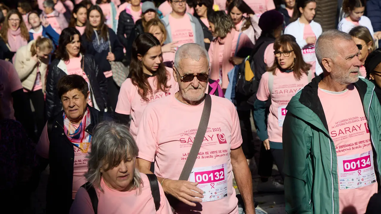 XIV Carrera Solidaria contra el Cáncer de Mama en Pamplona, organizada por la asociación Saray. IÑIGO ALZUGARAY