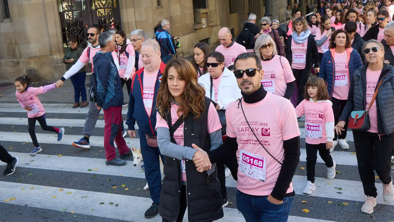 XIV Carrera Solidaria contra el Cáncer de Mama en Pamplona, organizada por la asociación Saray. IÑIGO ALZUGARAY