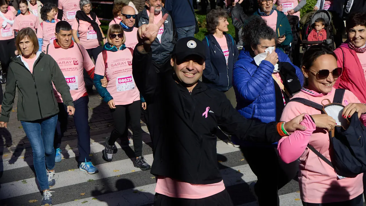 XIV Carrera Solidaria contra el Cáncer de Mama en Pamplona, organizada por la asociación Saray. IÑIGO ALZUGARAY