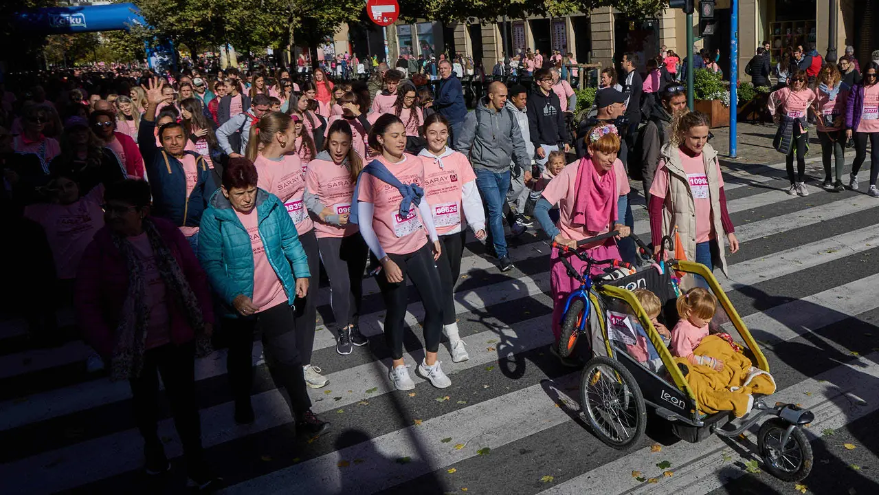 XIV Carrera Solidaria contra el Cáncer de Mama en Pamplona, organizada por la asociación Saray. IÑIGO ALZUGARAY