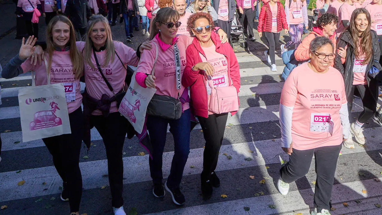 XIV Carrera Solidaria contra el Cáncer de Mama en Pamplona, organizada por la asociación Saray. IÑIGO ALZUGARAY