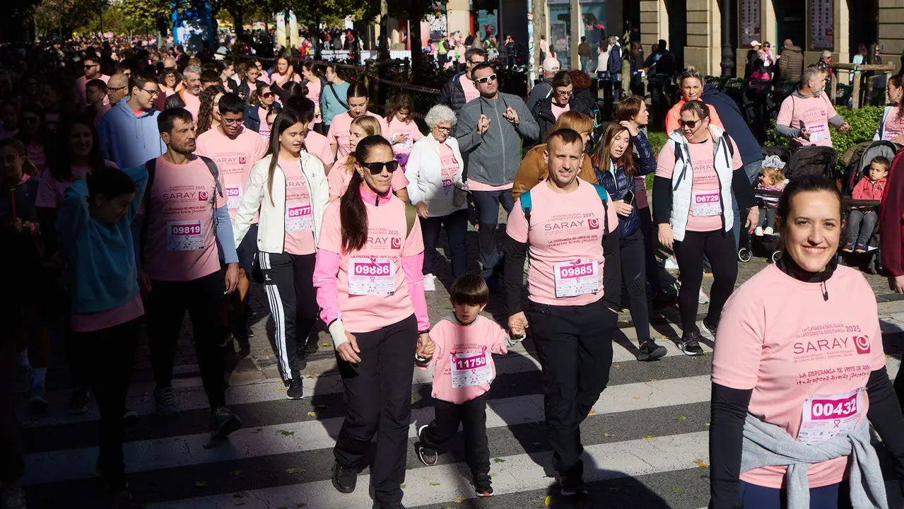 XIV Carrera Solidaria contra el Cáncer de Mama en Pamplona, organizada por la asociación Saray. IÑIGO ALZUGARAY