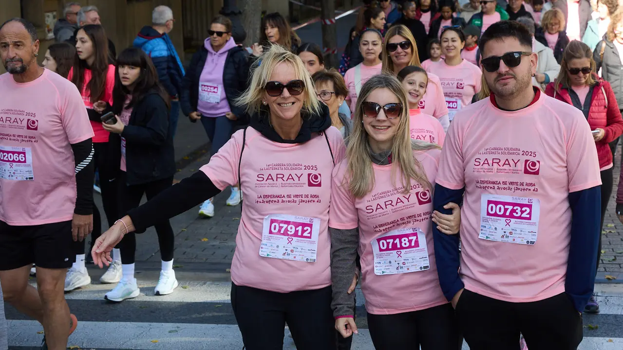 XIV Carrera Solidaria contra el Cáncer de Mama en Pamplona, organizada por la asociación Saray. IÑIGO ALZUGARAY