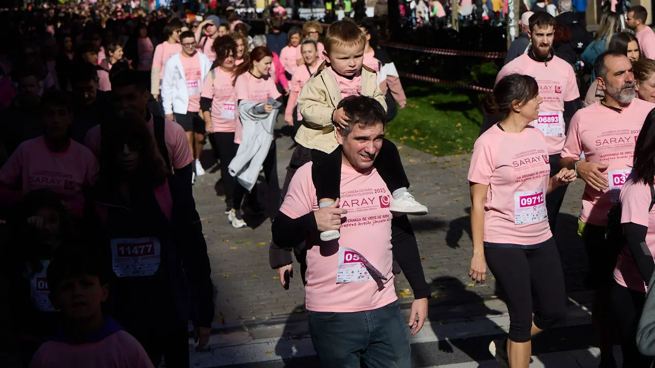XIV Carrera Solidaria contra el Cáncer de Mama en Pamplona, organizada por la asociación Saray. IÑIGO ALZUGARAY