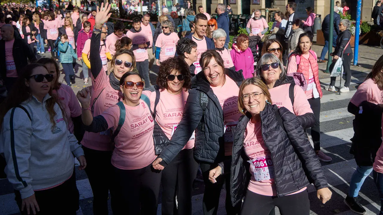 XIV Carrera Solidaria contra el Cáncer de Mama en Pamplona, organizada por la asociación Saray. IÑIGO ALZUGARAY