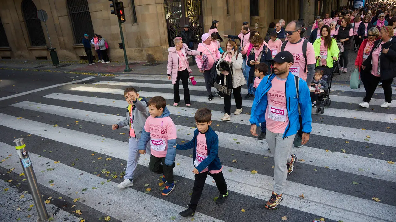 XIV Carrera Solidaria contra el Cáncer de Mama en Pamplona, organizada por la asociación Saray. IÑIGO ALZUGARAY