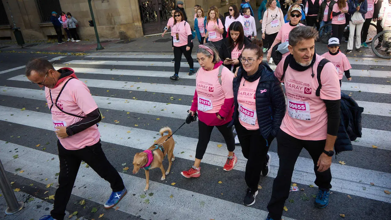 XIV Carrera Solidaria contra el Cáncer de Mama en Pamplona, organizada por la asociación Saray. IÑIGO ALZUGARAY