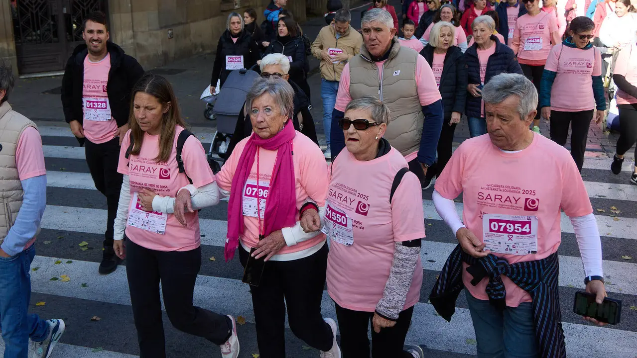 XIV Carrera Solidaria contra el Cáncer de Mama en Pamplona, organizada por la asociación Saray. IÑIGO ALZUGARAY