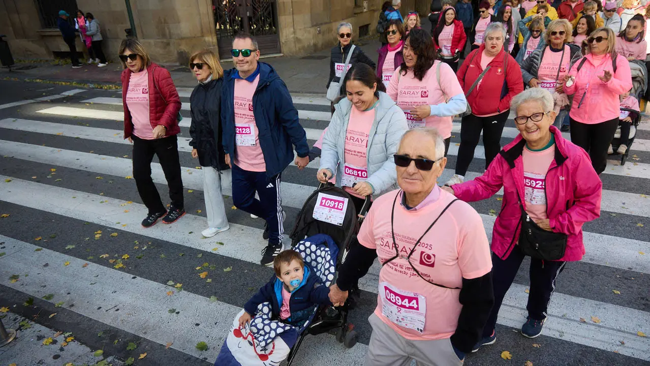 XIV Carrera Solidaria contra el Cáncer de Mama en Pamplona, organizada por la asociación Saray. IÑIGO ALZUGARAY