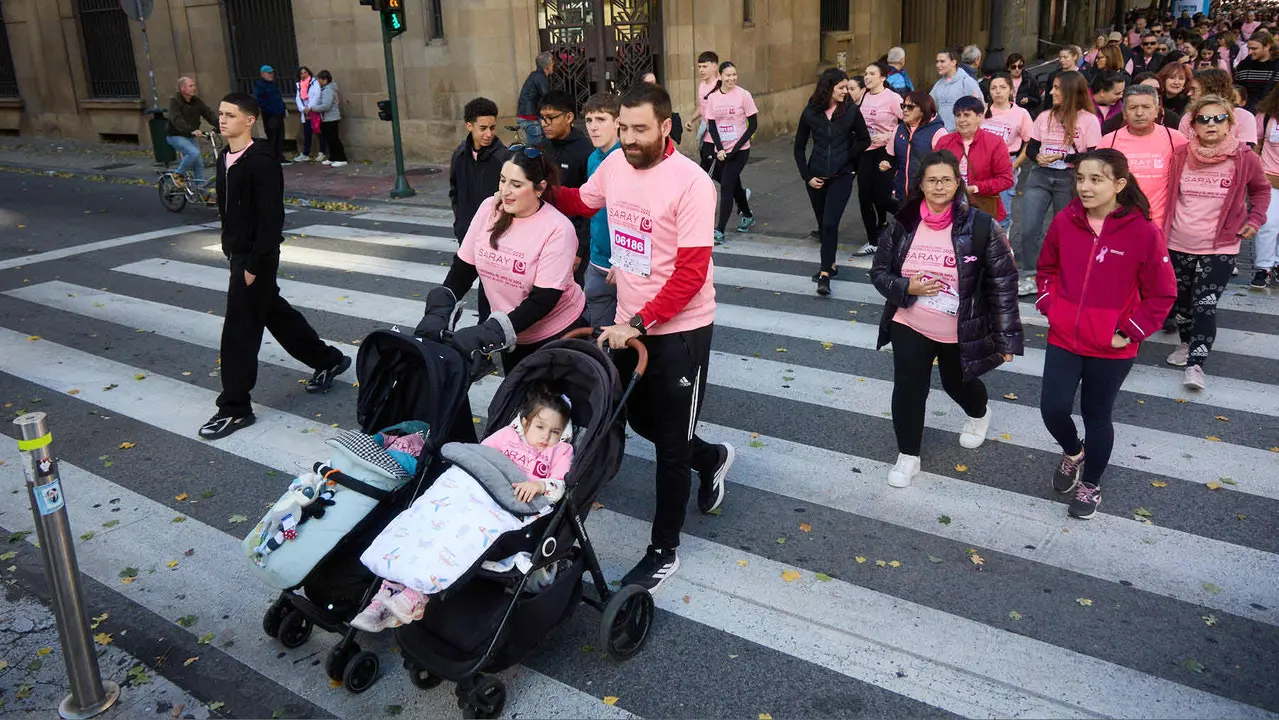 XIV Carrera Solidaria contra el Cáncer de Mama en Pamplona, organizada por la asociación Saray. IÑIGO ALZUGARAY