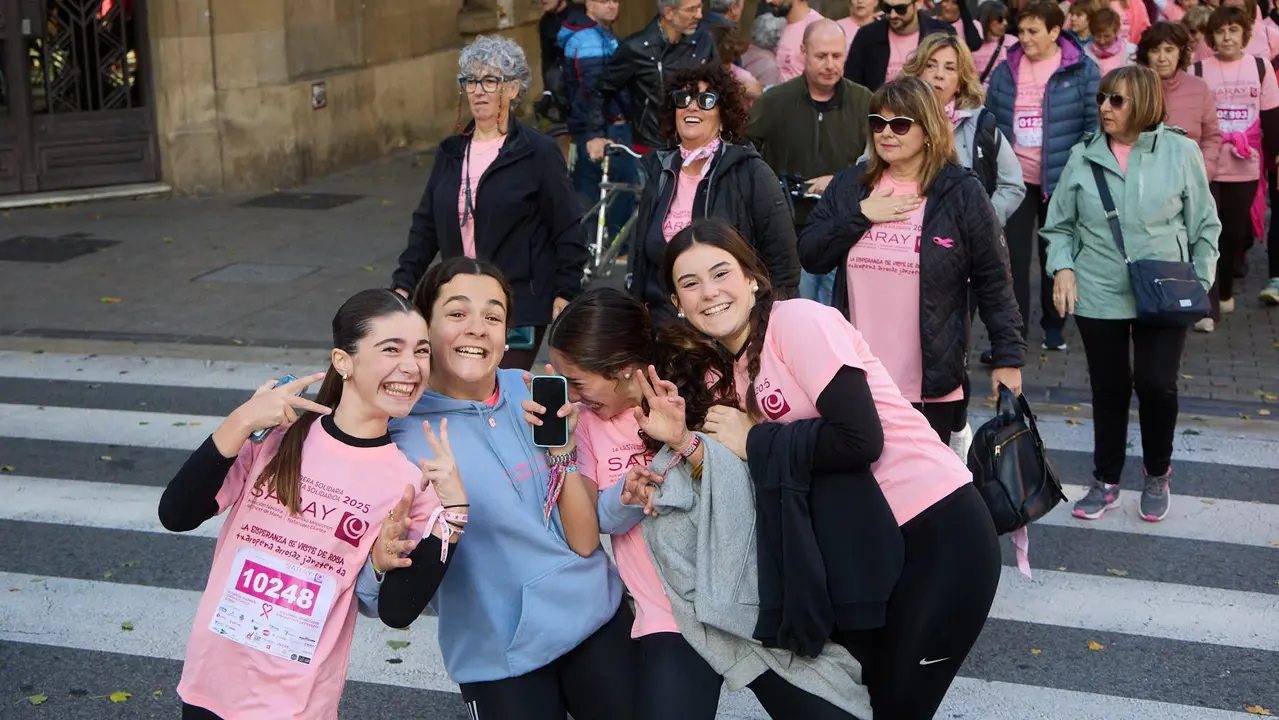 XIV Carrera Solidaria contra el Cáncer de Mama en Pamplona, organizada por la asociación Saray. IÑIGO ALZUGARAY