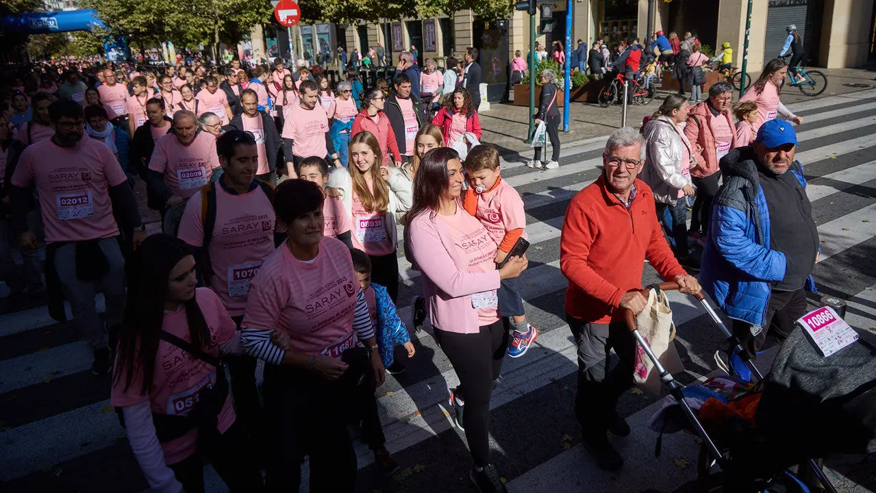 XIV Carrera Solidaria contra el Cáncer de Mama en Pamplona, organizada por la asociación Saray. IÑIGO ALZUGARAY