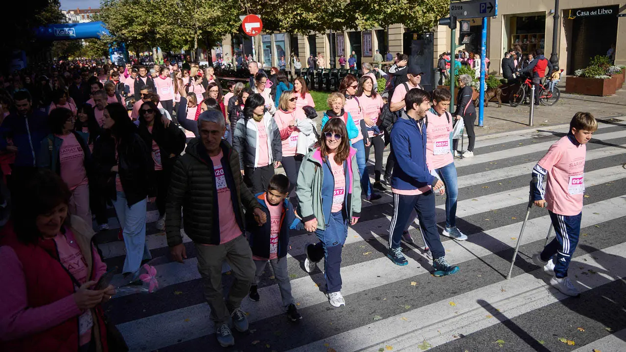XIV Carrera Solidaria contra el Cáncer de Mama en Pamplona, organizada por la asociación Saray. IÑIGO ALZUGARAY