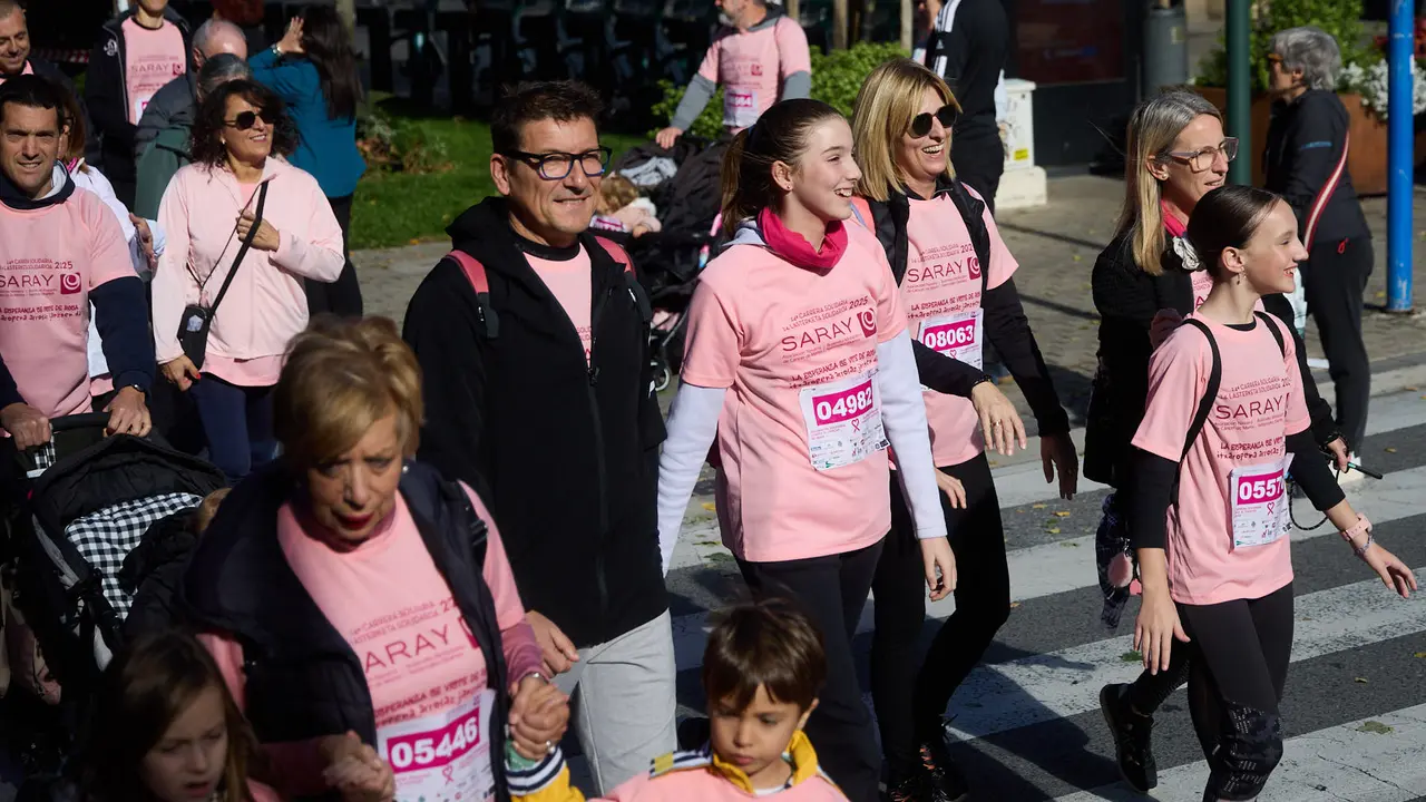XIV Carrera Solidaria contra el Cáncer de Mama en Pamplona, organizada por la asociación Saray. IÑIGO ALZUGARAY