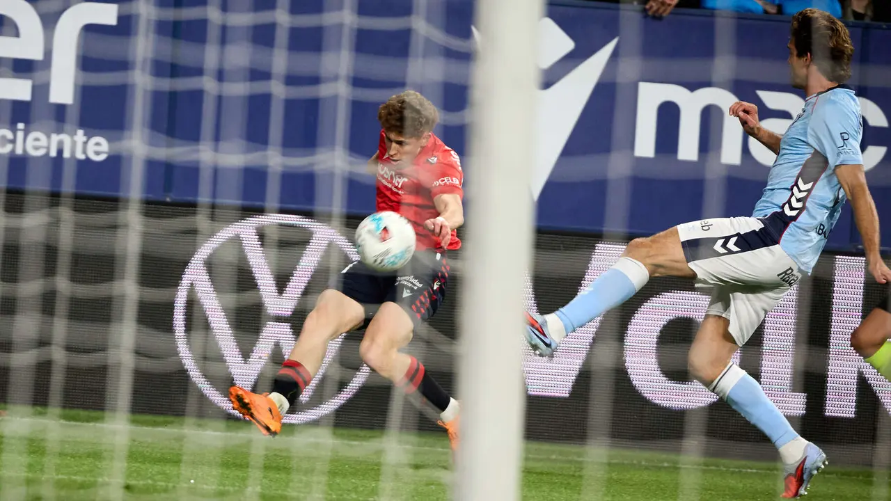 Víctor Muñoz (21. CA Osasuna) y Marcos Alonso (20. RC Celta) durante el partido de La Liga EA Sports entre CA Osasuna y RC Celta disputado en el estadio de El Sadar en Pamplona. IÑIGO ALZUGARAY