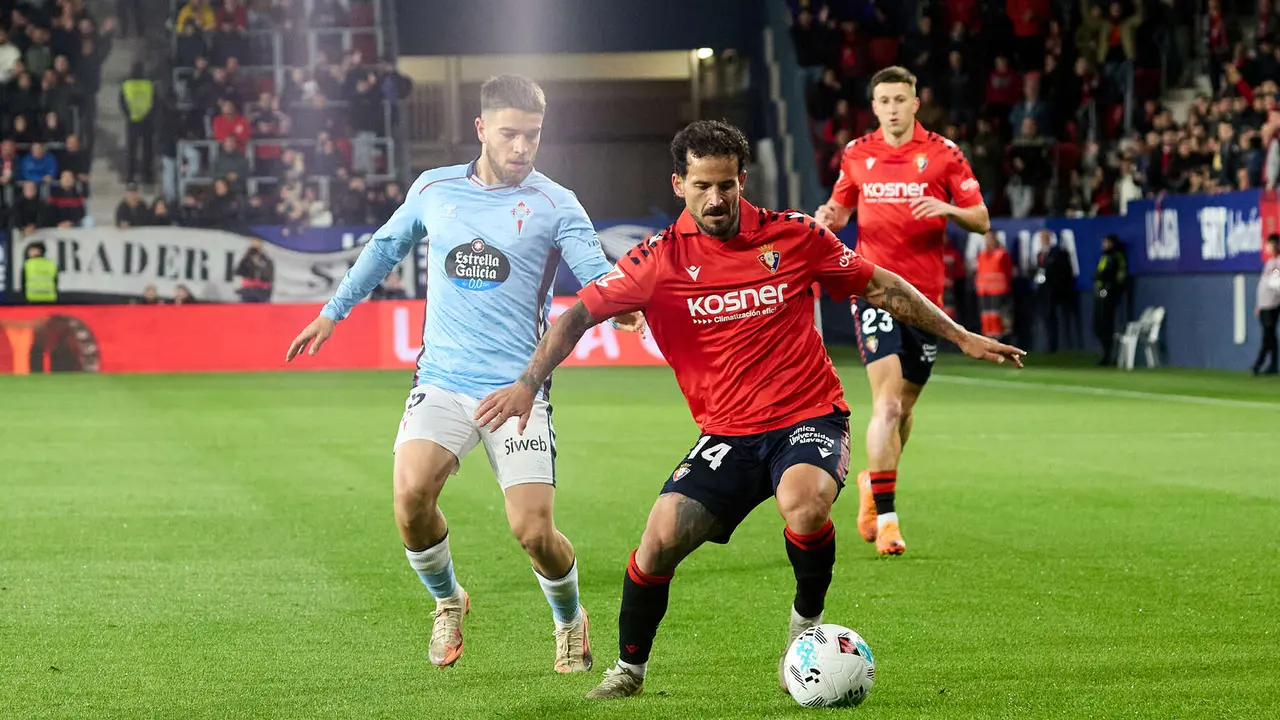 Sergio Carreira (5. RC Celta) y Rubén García (14. CA Osasuna) durante el partido de La Liga EA Sports entre CA Osasuna y RC Celta disputado en el estadio de El Sadar en Pamplona. IÑIGO ALZUGARAY