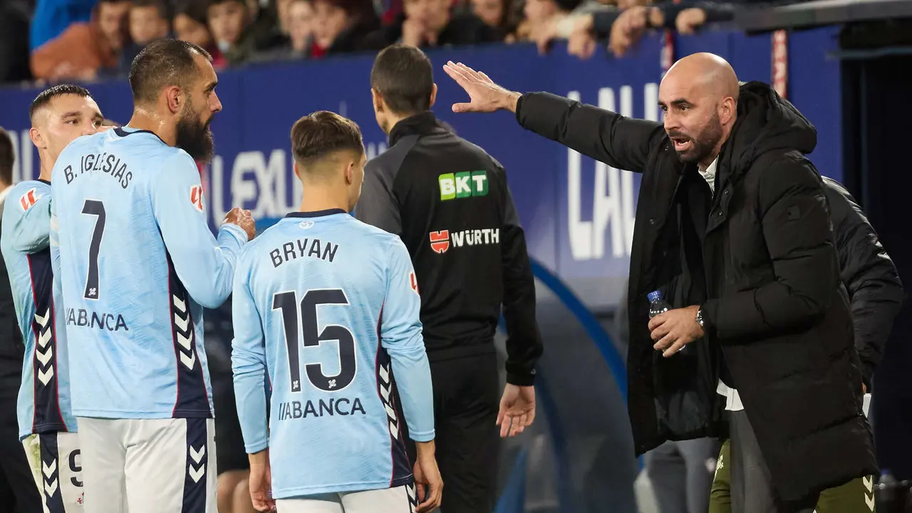 Borja Iglesias (7. RC Celta), Bryan Zaragoza (15. RC Celta) y Claudio Giráldez (entrenador RC Celta) durante el partido de La Liga EA Sports entre CA Osasuna y RC Celta disputado en el estadio de El Sadar en Pamplona. IÑIGO ALZUGARAY