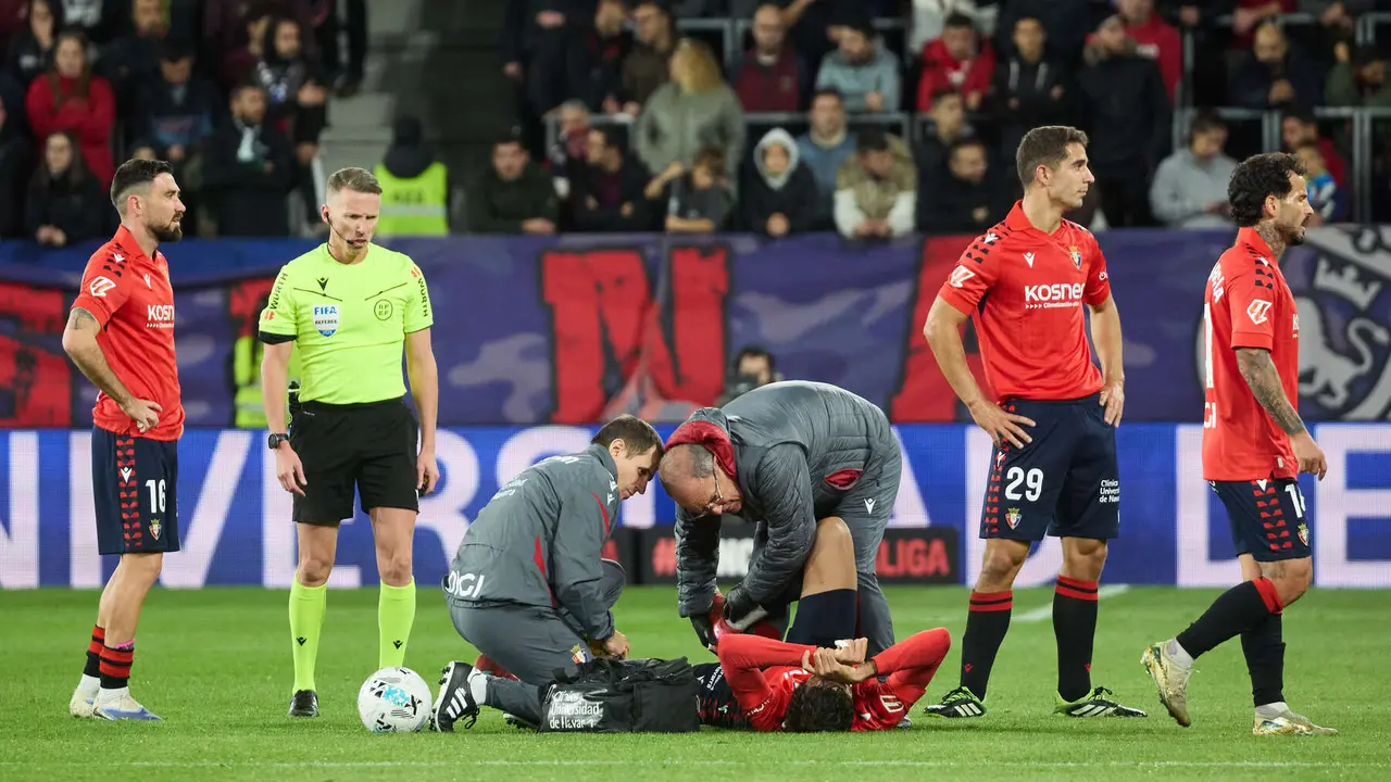 Alejandro Catena (24. CA Osasuna) durante el partido de La Liga EA Sports entre CA Osasuna y RC Celta disputado en el estadio de El Sadar en Pamplona. IÑIGO ALZUGARAY