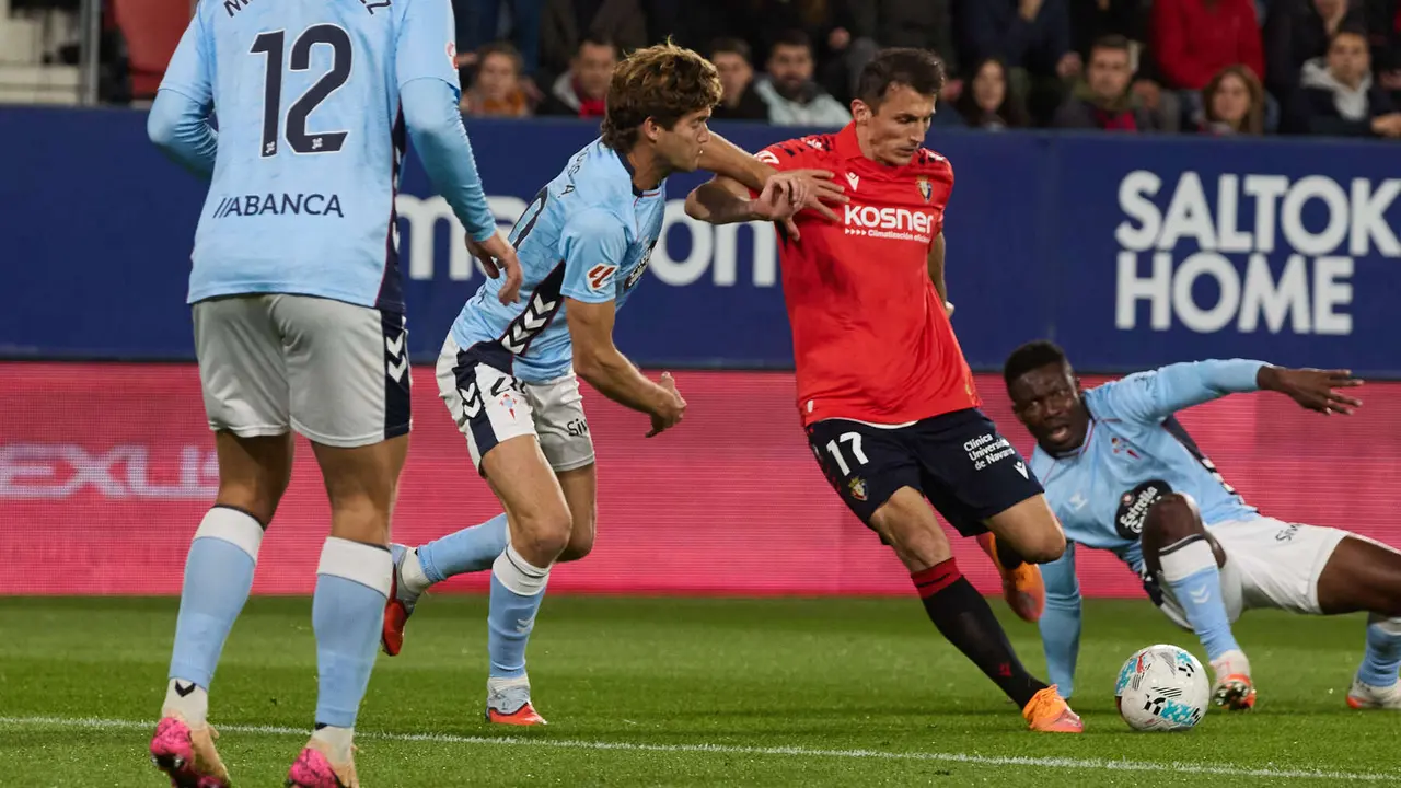 Manu Fernández (12. RC Celta), Marcos Alonso (20. RC Celta), Ante Budimir (17. CA Osasuna) y Joseph Aidoo (4. RC Celta) durante el partido de La Liga EA Sports entre CA Osasuna y RC Celta disputado en el estadio de El Sadar en Pamplona. IÑIGO ALZUGARAY