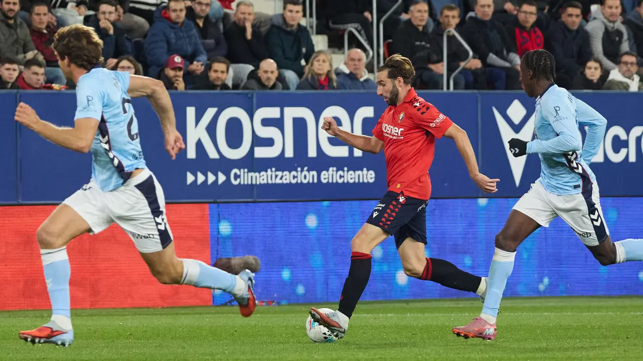 Marcos Alonso (20. RC Celta), Jon Moncayola (7. CA Osasuna) y Moriba Kourouma (6. RC Celta) durante el partido de La Liga EA Sports entre CA Osasuna y RC Celta disputado en el estadio de El Sadar en Pamplona. IÑIGO ALZUGARAY