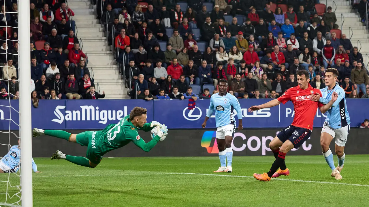 Ionut Radu (13. RC Celta), Joseph Aidoo (4. RC Celta), Ante Budimir (17. CA Osasuna) y Manu Fernández (12. RC Celta) durante el partido de La Liga EA Sports entre CA Osasuna y RC Celta disputado en el estadio de El Sadar en Pamplona. IÑIGO ALZUGARAY