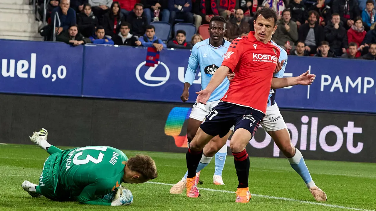 Ionut Radu (13. RC Celta) y Ante Budimir (17. CA Osasuna) durante el partido de La Liga EA Sports entre CA Osasuna y RC Celta disputado en el estadio de El Sadar en Pamplona. IÑIGO ALZUGARAY