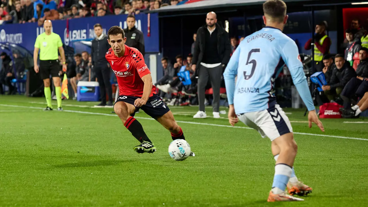 Asier Osambela (29. CA Osasuna) y Sergio Carreira (5. RC Celta) durante el partido de La Liga EA Sports entre CA Osasuna y RC Celta disputado en el estadio de El Sadar en Pamplona. IÑIGO ALZUGARAY
