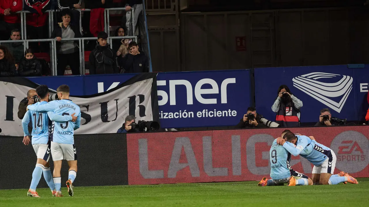 Los jugadores del Celta celebran el gol de Ferran Jutglà (0-1) durante el partido de La Liga EA Sports entre CA Osasuna y RC Celta disputado en el estadio de El Sadar en Pamplona. IÑIGO ALZUGARAY