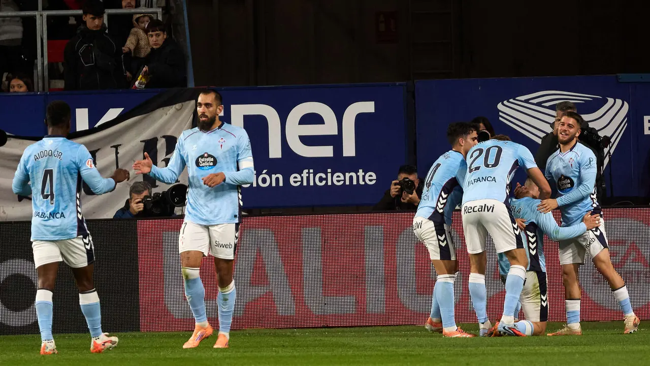 Los jugadores del Celta celebran el gol de Ferran Jutglà (0-1) durante el partido de La Liga EA Sports entre CA Osasuna y RC Celta disputado en el estadio de El Sadar en Pamplona. IÑIGO ALZUGARAY