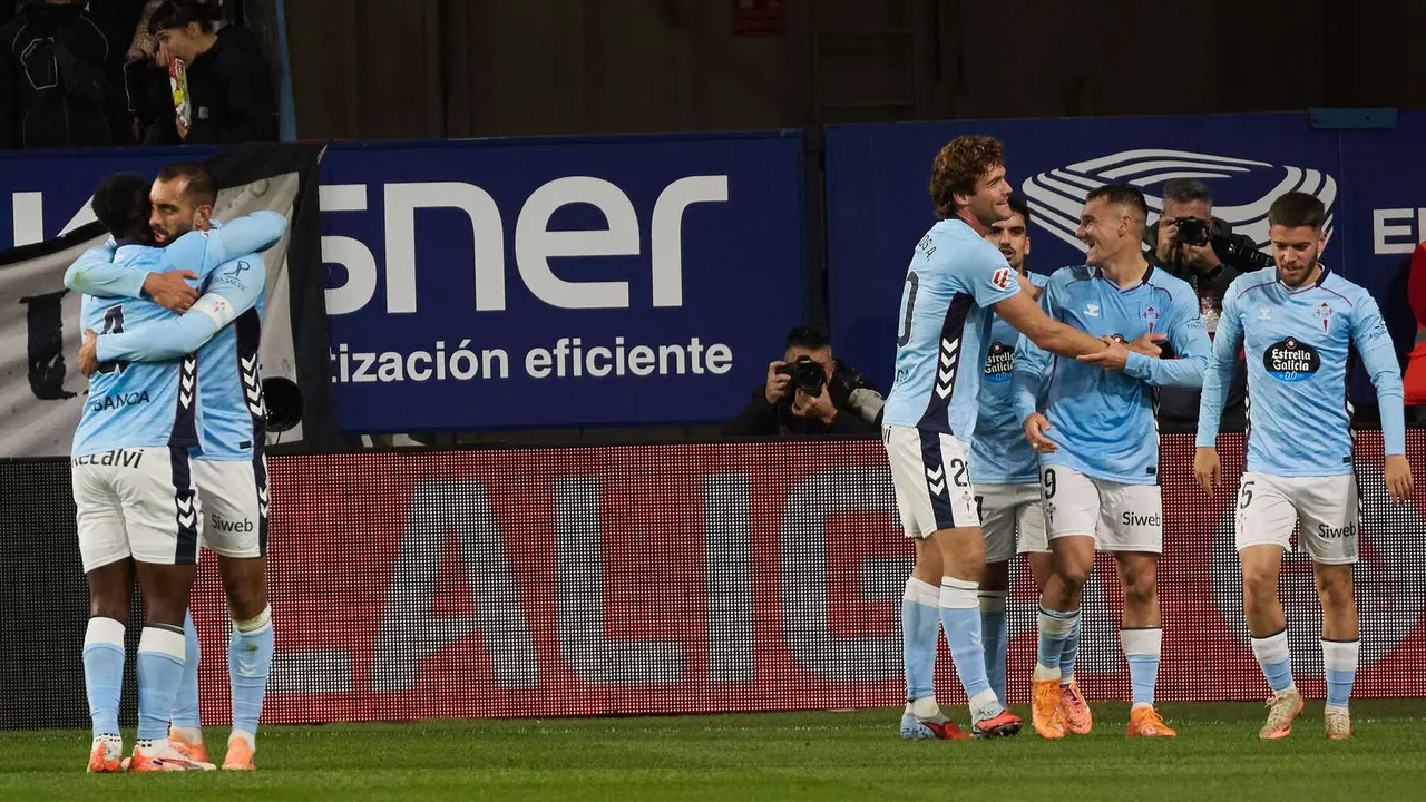 Los jugadores del Celta celebran el gol de Ferran Jutglà (0-1) durante el partido de La Liga EA Sports entre CA Osasuna y RC Celta disputado en el estadio de El Sadar en Pamplona. IÑIGO ALZUGARAY