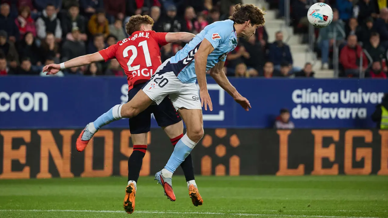 Víctor Muñoz (21. CA Osasuna) y Marcos Alonso (20. RC Celta) durante el partido de La Liga EA Sports entre CA Osasuna y RC Celta disputado en el estadio de El Sadar en Pamplona. IÑIGO ALZUGARAY